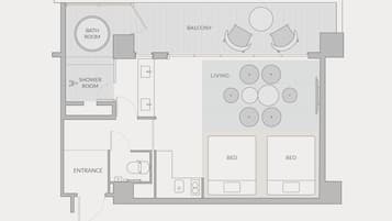 Ein Grundriss eines Hotelzimmers mit Balkon, Dusche, Wohnbereich mit verschiedenen Sitzgelegenheiten und zwei Betten.
