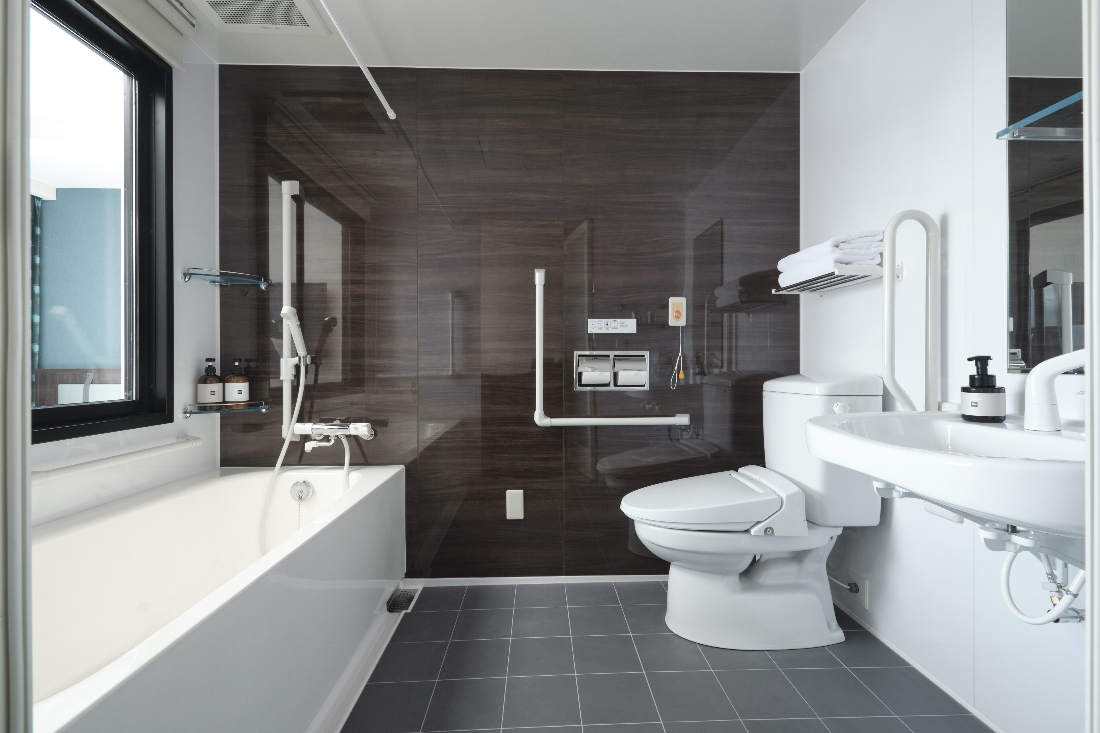 Un baño moderno con bañera, inodoro y lavamanos.
