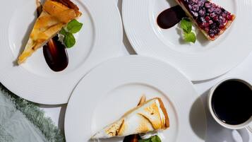 Tres plats de postres amb una tassa de cafè.