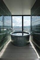 Artículos de tocador gratuitos, secador de pelo, pantuflas, bidet