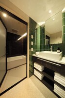 Condo luxo, para não fumantes (Executive Bunk) | Banheiro | Produtos de toalete grátis, secador de cabelo, chinelos, bidê