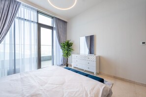Design Studio | Free WiFi - Dramatic Sea View 1 BHK ANWABYFour Apple (Dubai)