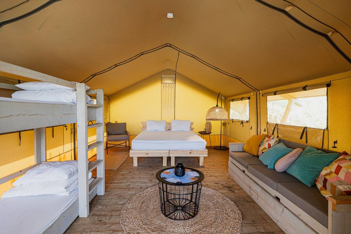 Tenda Luxury | Una scrivania, lenzuola