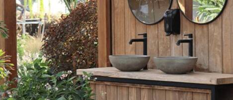 Tenda Luxury | Una scrivania, lenzuola