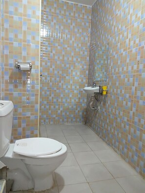 Toallas, jabón, papel de baño 