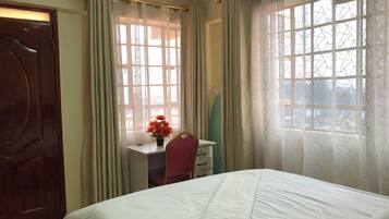 1 habitación, tabla de planchar con plancha, wifi gratis y ropa de cama