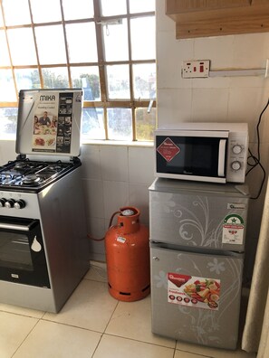 Refrigerador, microondas, horno y parrilla de estufa 