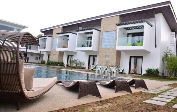 屋外プール、営業時間 7:00 ～ 22:00、サンラウンジャー