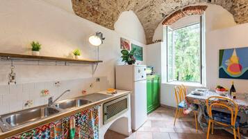 Appartamento Standard, 2 camere da letto, lato montagna (Villa Sara - 5 Min From The Sea) | Cucina privata | Frigorifero, microonde, forno, piano cottura