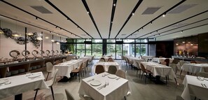 Se sirven almuerzos y cenas; cocina francesa; con vista al jardín