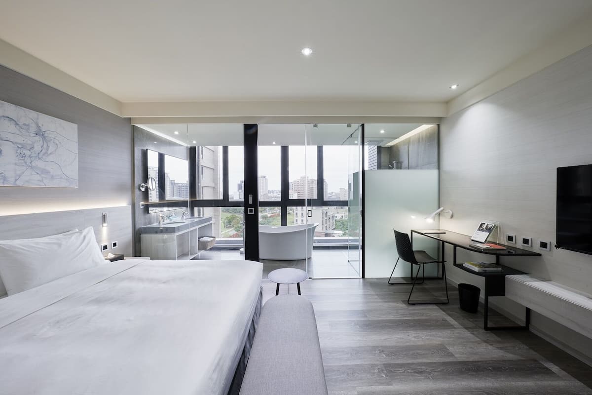 Deluxe tweepersoonskamer, 1 kingsize bed, niet-roken | Donzen dekbedden, een gratis minibar, een kluis op de kamer, een bureau