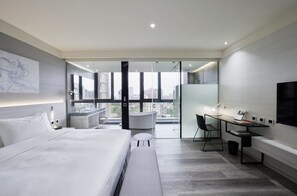 Cubrecamas y minibar con artículos gratuitos 