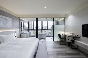 Cubrecamas y minibar con artículos gratuitos 
