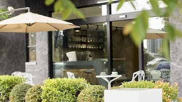 供应午餐和晚餐,法国菜,花园景观