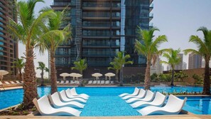 สระว่ายน้ำกลางแจ้ง