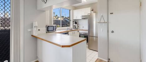 Kjøleskap, mikrobølgeovn, ovn og kokeplater