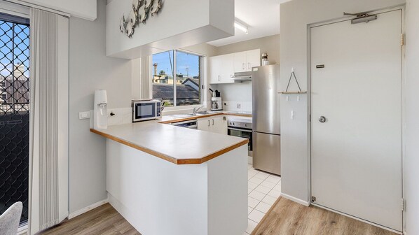 ثلاجة، ميكروويف، فرن، موقد طهي مسطح