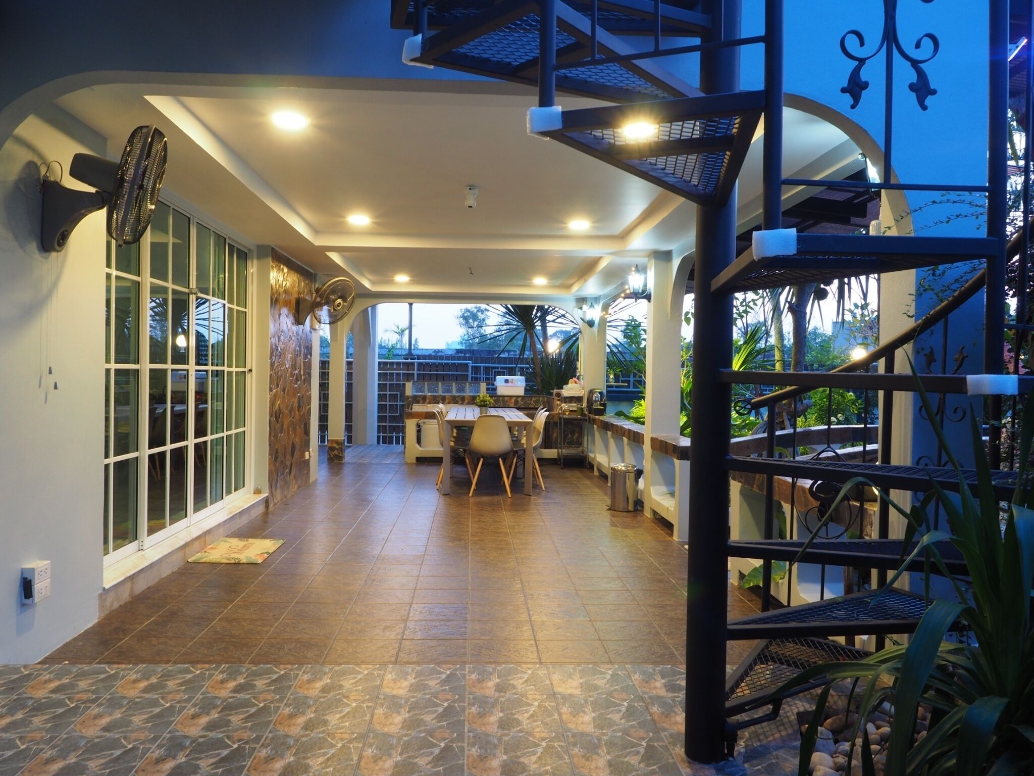 Let's Chill Pool Villa Pattaya Najomtien 42 | Wohnbereich | 65-Zoll-Smart-TV mit Satellitenempfang, Fernseher