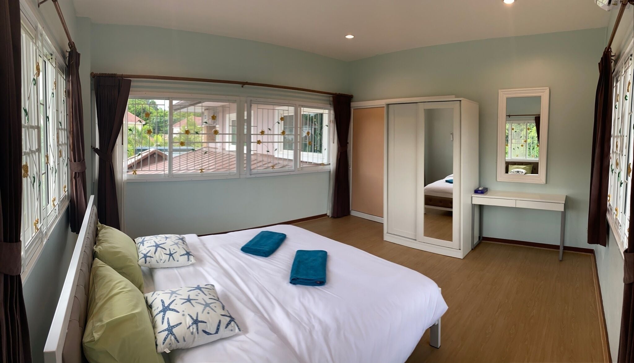 Let's Chill Pool Villa Sattahip | Escrivaninha, Wi-Fi de cortesia, roupa de cama