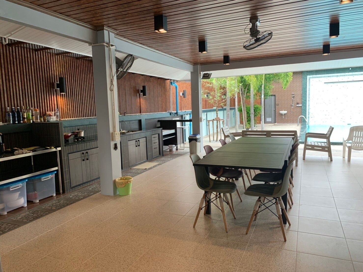 Cozinha espaçosa com eletrodomésticos modernos, área de jantar com uma mesa grande e cadeiras, e vista para o exterior.