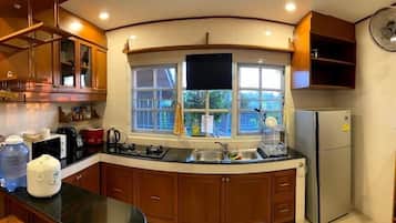 Let's Chill Pool Villa Pattaya Najomtien 42 | Cozinha privada | Refrigerador em uma área comum, micro-ondas em uma área comum, cooktop