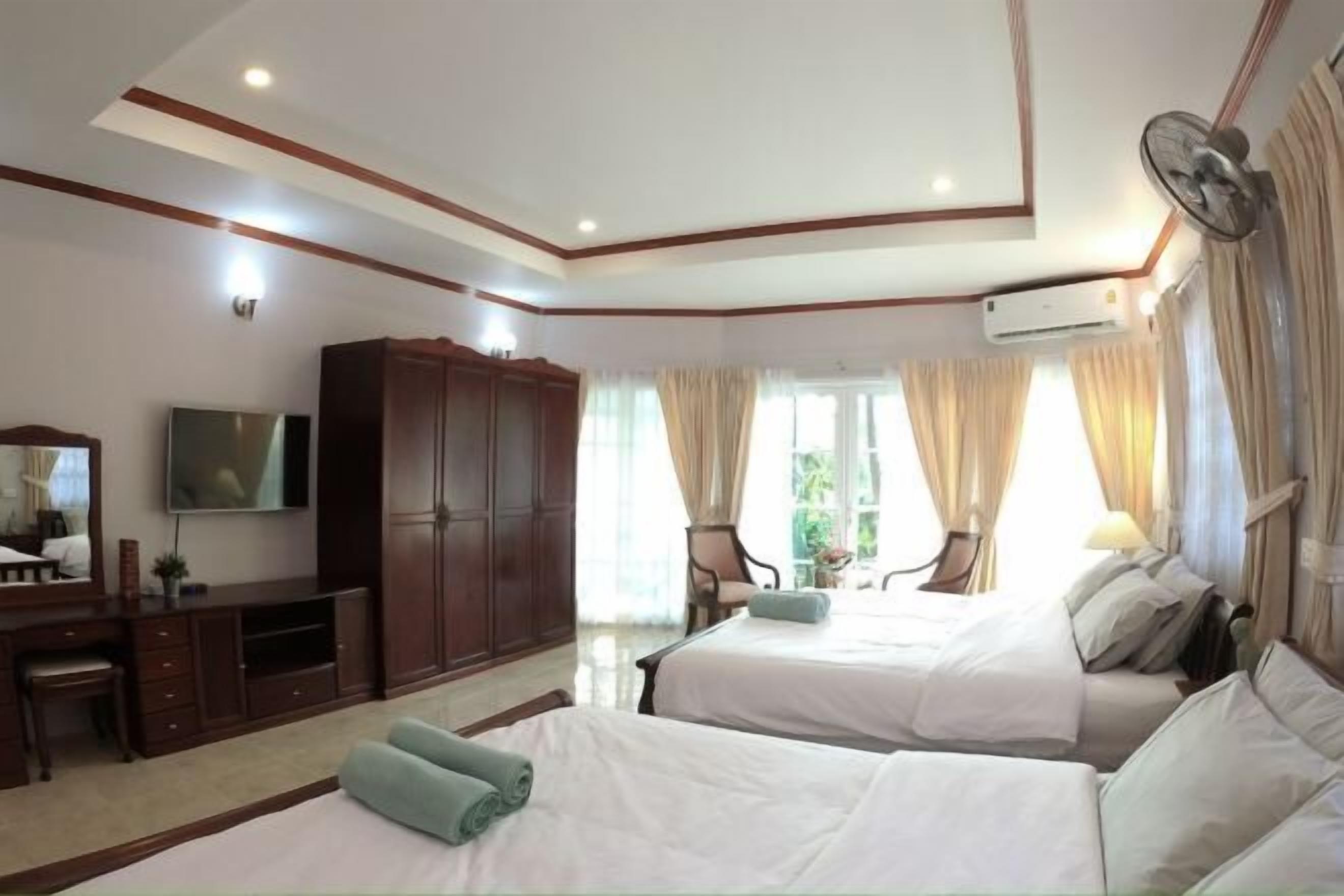 Escritorio, wifi gratis, ropa de cama