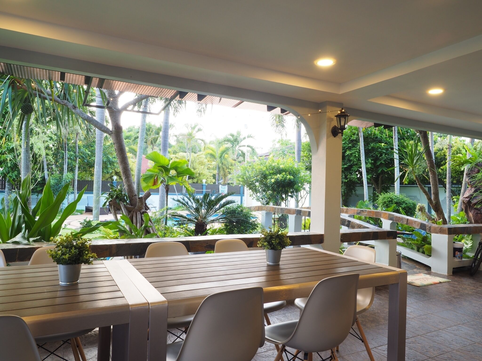 Let's Chill Pool Villa Pattaya Najomtien 42 | Oleskelualue | 65–tuumainen äly-TV, jossa satelliittikanavat