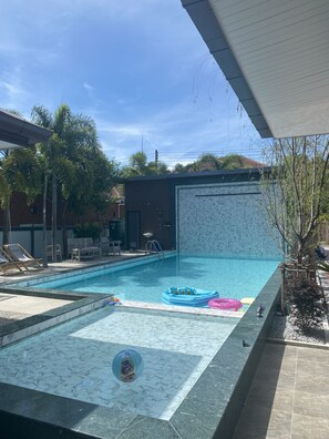 Let's Chill Pool Villa Sattahip | Desk, free WiFi, bed sheets