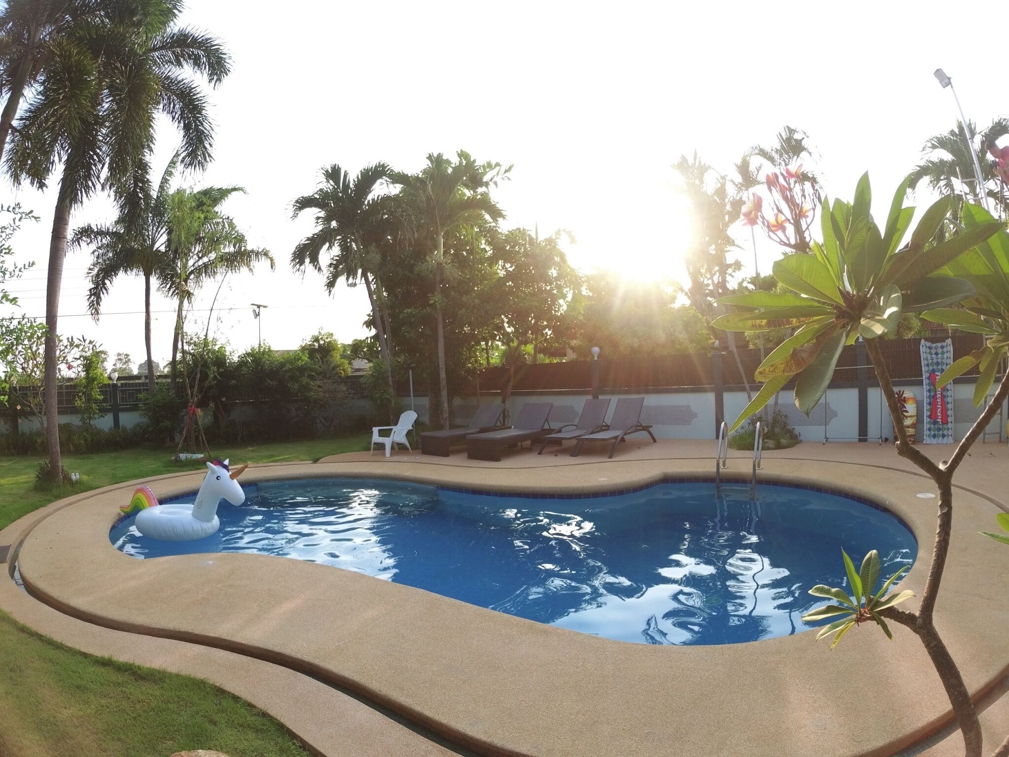 Let's Chill Pool Villa Pattaya Najomtien 42 | Área de estar | Smart TV 65 polegadas com canais via satélite, TV