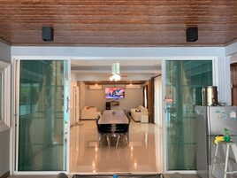 Let's Chill Pool Villa Sattahip | Desk, free WiFi, bed sheets