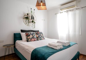 Classic Villa | 6 bedrooms, desk, iron/ironing board, bed sheets - YalaRent Fruit Tree Villa - Private Pool (Eilat)