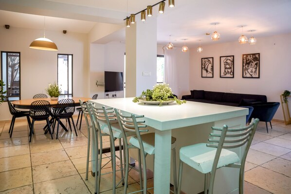 Fridge, microwave, oven, stovetop - YalaRent Fruit Tree Villa - Private Pool (Eilat)