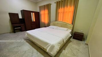 Espacio para trabajar con laptop, wifi gratis y ropa de cama