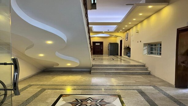 A modern interior with a marble staircase, a patterned floor, and recessed lighting. - Super OYO 149 Bait Al Ghubaira Furnished Flat (Salalah)