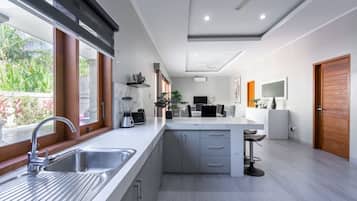 Kylskåp, mikrovågsugn, spishäll och grytor/köksredskap