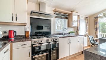 Réfrigérateur, four, plaque de cuisson, grille-pain