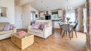 Un salon moderne avec un canapé, une table basse et un coin repas.