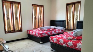 Una habitación de hotel con dos camas, un escritorio y una silla.