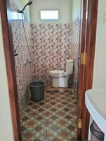 Bidê, toalhas de banho