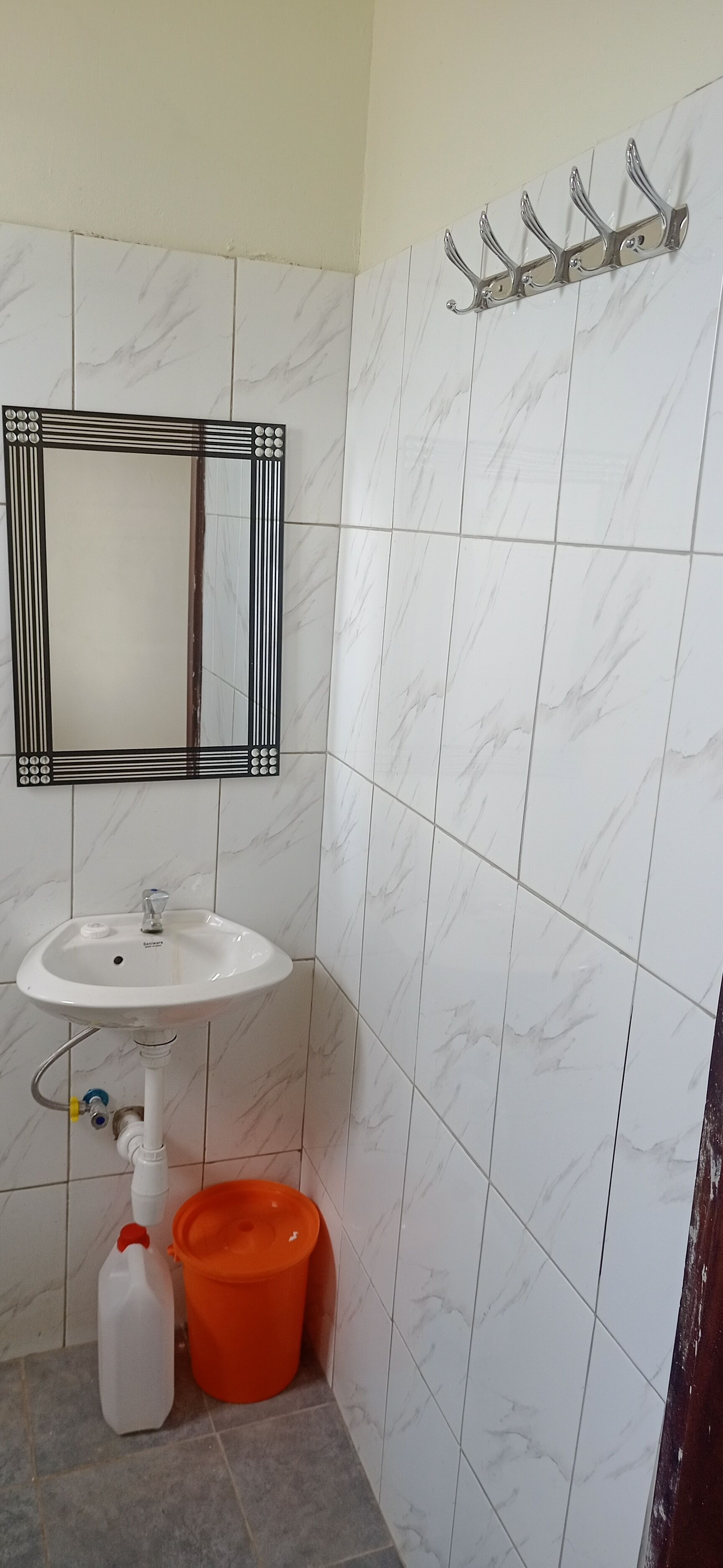 淋浴设施、大花洒淋浴喷头、毛巾、肥皂