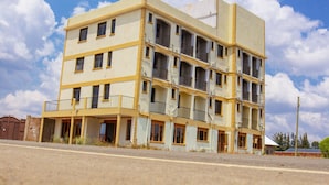 Un edificio de varios pisos con balcones y techo plano.