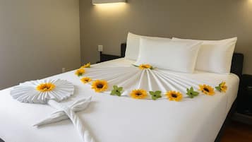 Meja kerja, tirai kedap cahaya, Wi-Fi gratis, dan seprai linen