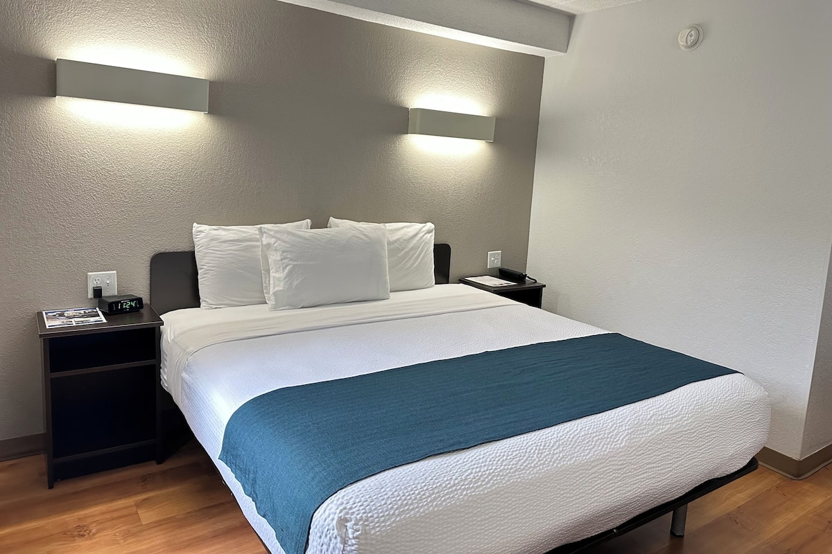Desk, blackout drapes, free WiFi, bed sheets