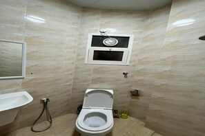 Ducha, artículos de higiene personal gratuitos, toallas y jabón