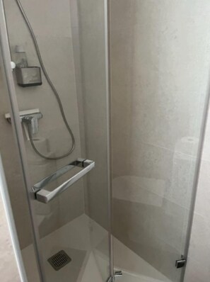 Haartrockner, Handtücher, Seife, Shampoo