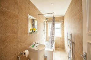 مجففات شعر، مناشف، صابون، ورق حمّام