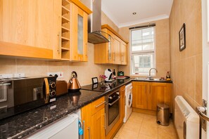 ثلاجة، ميكروويف، فرن، موقد طهي مسطح