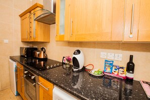 ثلاجة، ميكروويف، فرن، موقد طهي مسطح