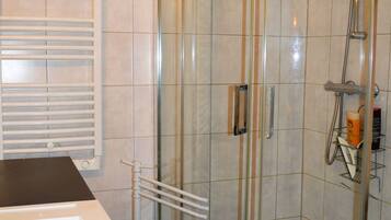 Douche, serviettes fournies