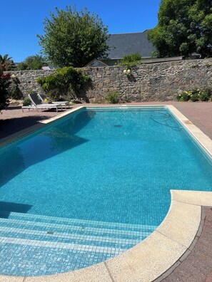 حمّام سباحة خارجي، حمّام سباحة مُدفَّأ